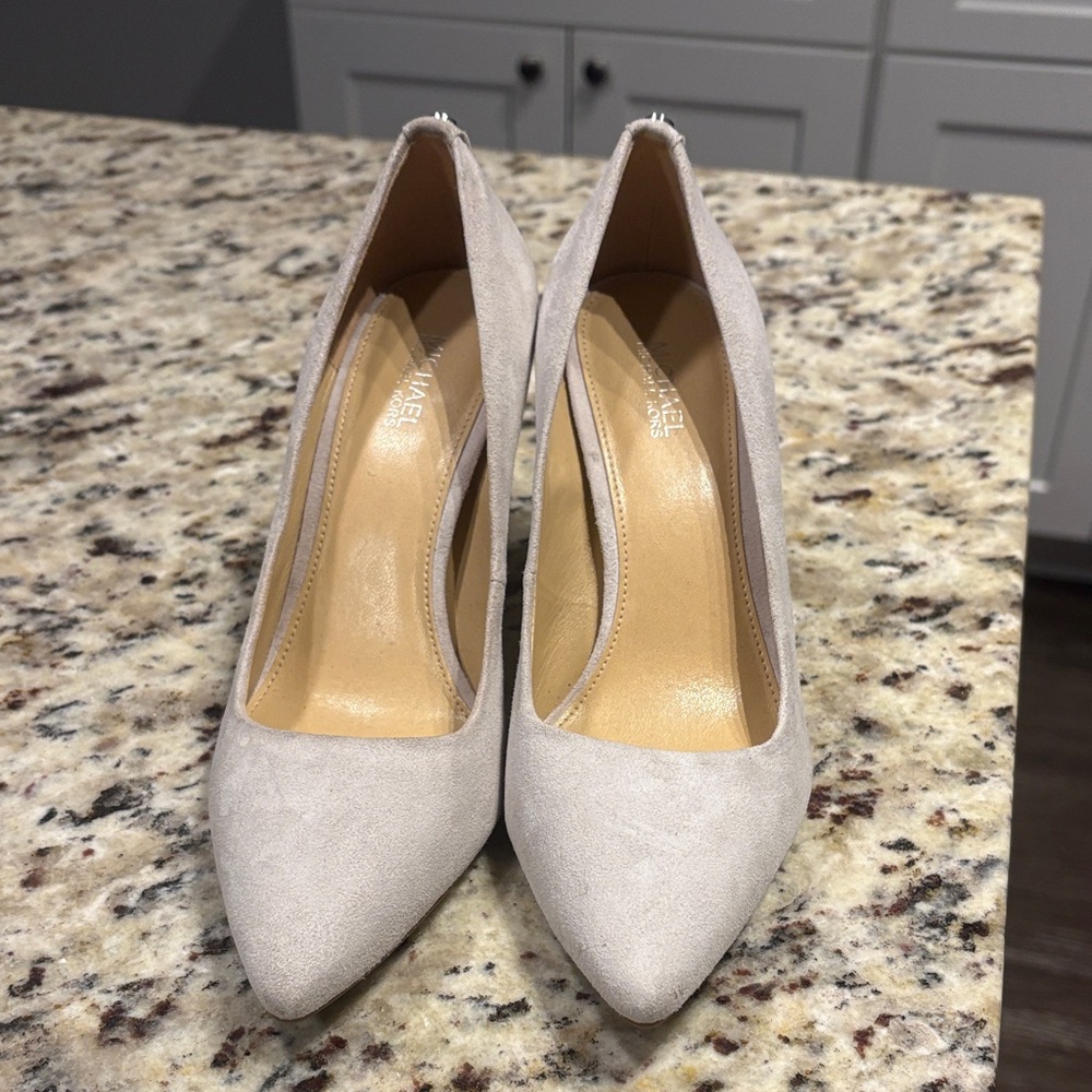 Michael Kors Elegant Cream Heels in suede